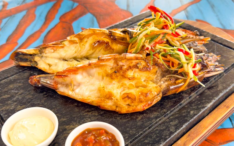 PalmBeach Tropical Restaurant | Grigliata di Gamberoni Tigre | serviti con julienne di verdure (carote, peperoni rossi, porri, cetrioli) e olio extravergine di oliva